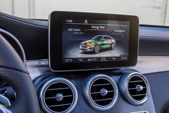 Mercedes-Benz GLC 350 e Coupé; Exterieur: diamantweiß; Interieur: designo Leder Nappa platinweiß/schwarz; Kraftstoffverbrauch kombiniert: 2,5-2,7 l/100 km; CO2-Emissionen kombiniert: 59-64 g/km;exterior: diamond white; interior: designo Nappa Platinum white/black;fuel consumption combined: 2.5-2.7 l/100 km; CO2 emissions combined: 59-64 g/km