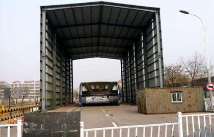 El bus elevado chino es abandonado en un hangar