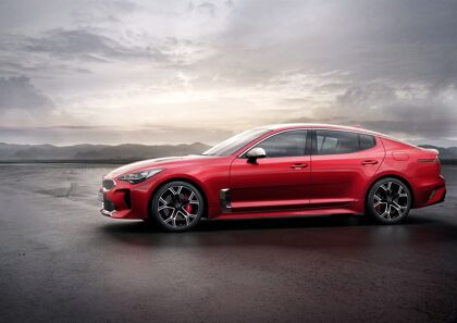 El Kia Stinger se muestra como queríamos: derrapando y quemando rueda