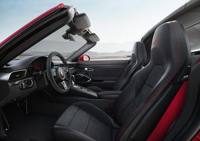 Porsche 911 Targa 4 GTS inetrior