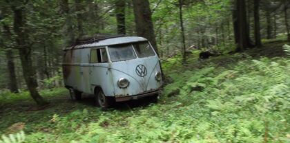 La resurrección de una caravana Volkswagen abandonada en el bosque