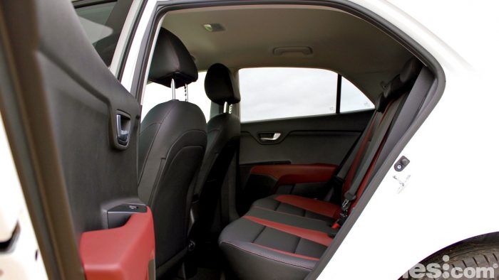 kia-rio-2017-contacto-interior-08