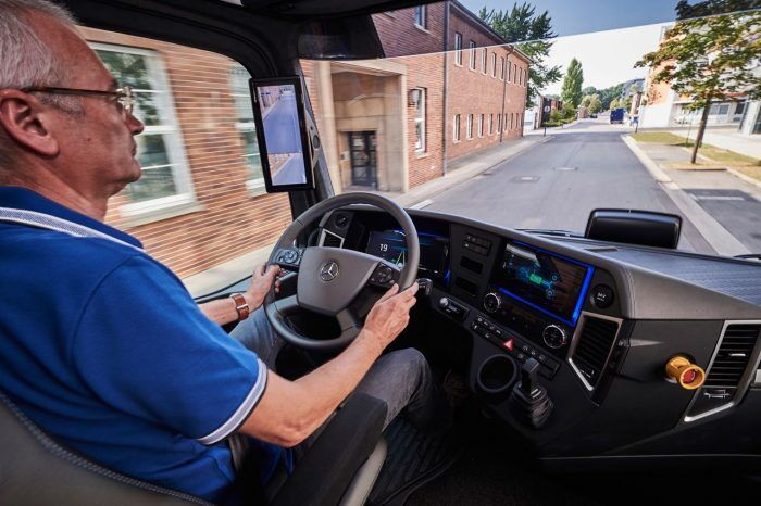 Mercedes Urban ETruck 16 700x466