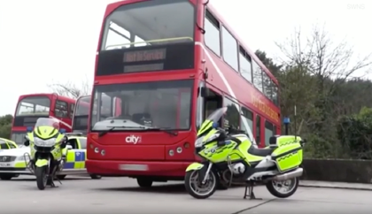 ¿Por qué patrulla la policía británica en un bus de dos pisos?