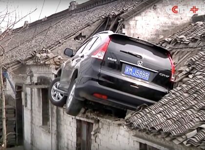 Este Honda CR-V acabó empotrado en el tejado de una casa