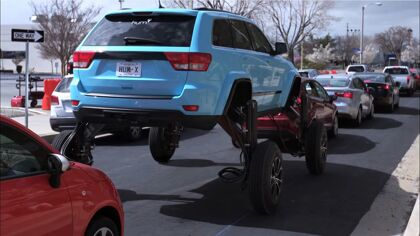 El coche elevado para saltarse los atascos