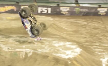 Este Monster Truck realiza el primer frontflip de la historia, ¡impresionante!