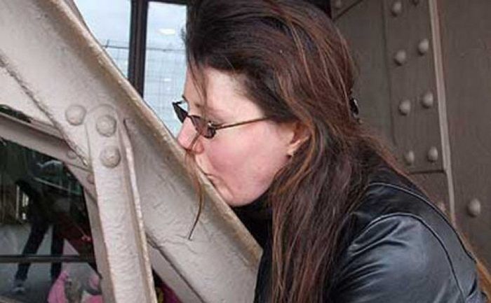 Mujer Casada Con La Torre Eiffel 700x433