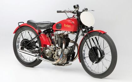 La primera y única moto de la Scuderia Ferrari