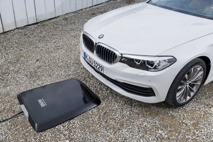 BMW revoluciona la recarga de coches eléctricos con un sistema inalámbrico