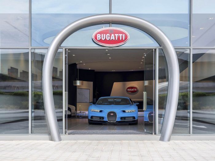 Bugatti Concesionario Dubai 6 700x525