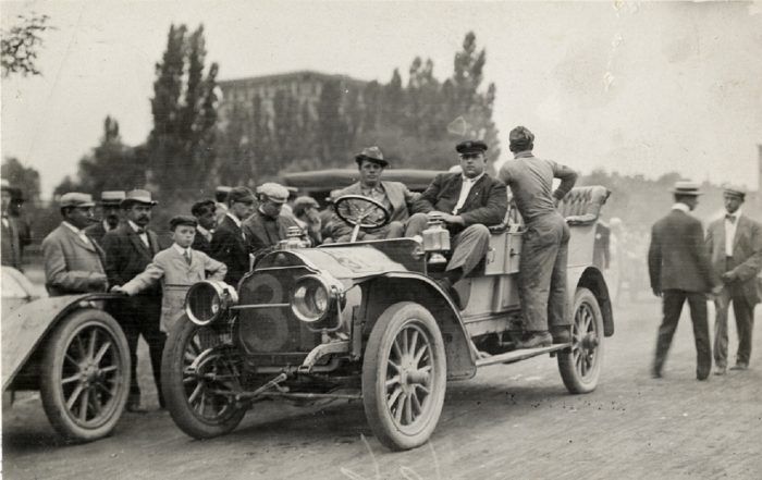 Coche Garford 700x441