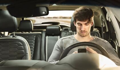 Los jóvenes utilizan el móvil y conducen bajo los efectos del alcohol en los coches paternos