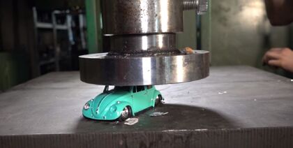 Coches de juguete vs prensa hidráulica