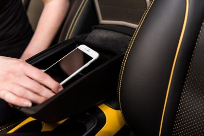 Nissan propone un reposabrazos que inhibe la señal del smartphone para evitar distracciones