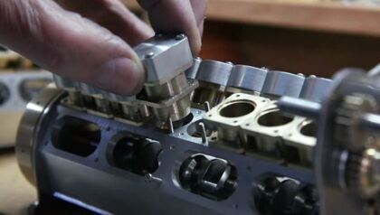 Solo un genio sería capaz crear una sala de máquinas de un transatlántico en miniatura