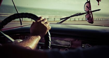 Diez formas de coger el volante que llevan multa