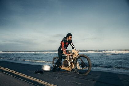 No imaginas con qué se mueve esta moto de madera