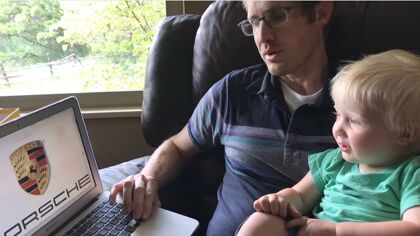 Este niño de un año se sabe todas las marcas sin vacilación