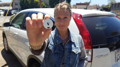 Un rastreador del tamaño de un botón