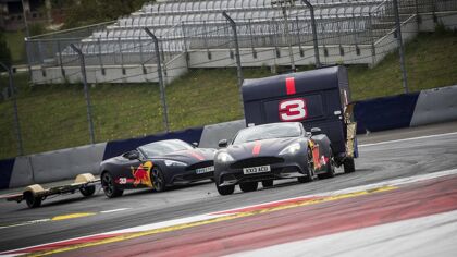 Los pilotos de Red Bull Racing echan una carrera con dos Aston Martin tirando de caravanas