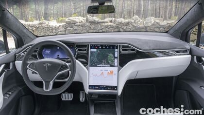 ¿Qué es la función Smart Summon de Tesla y por qué se habla tanto de ella?