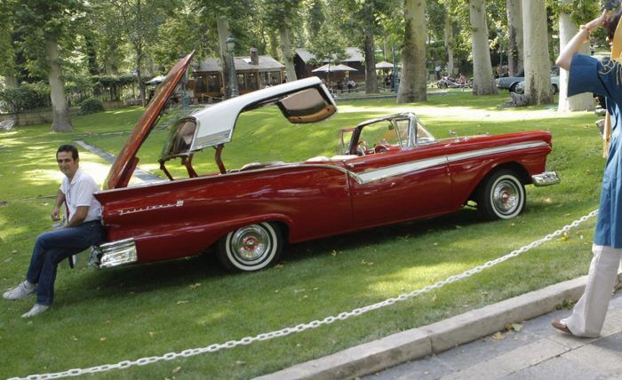 Ford Fairlane 500 Skyliner 1957–1959 700x428