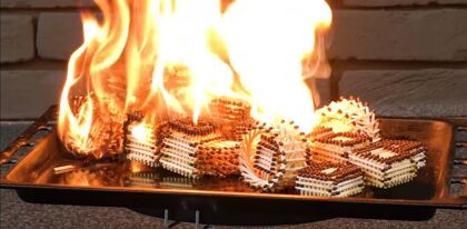 Hace una obra maestra de coche F1 de cerillas para prenderle fuego