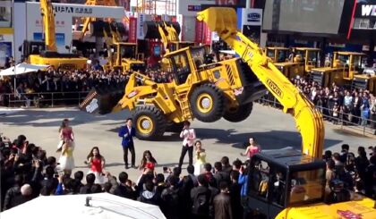 Así baila una excavadora de más de 16.000 kilos sobre dos ruedas