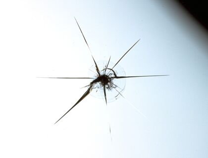 ¿Por qué se rompe realmente el parabrisas de tu coche?