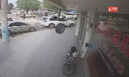 Una rueda de coche entra en un establecimiento y…