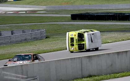 Esta Volkswagen T2 perturbará tu mente, y no, no ha volcado