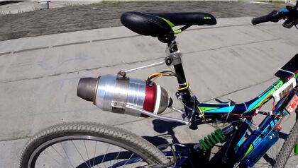 Logra los 71 km/h con una bici equipada con una turbina como la de un avión