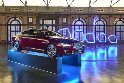 Carrera de drones con el Jaguar XJ formando parte del circuito