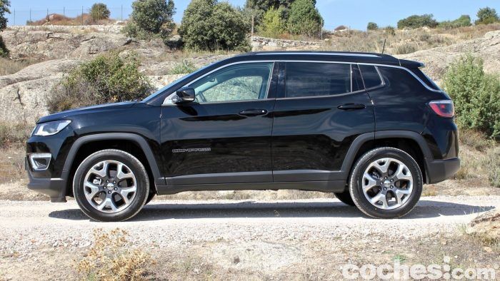 Jeep Compass Limited 2017 35 700x394