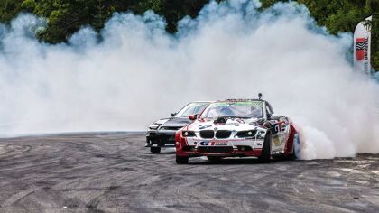 Drift en su esencia: un puerto de montaña, dos bestias de casi 600 CV y una cámara 360º