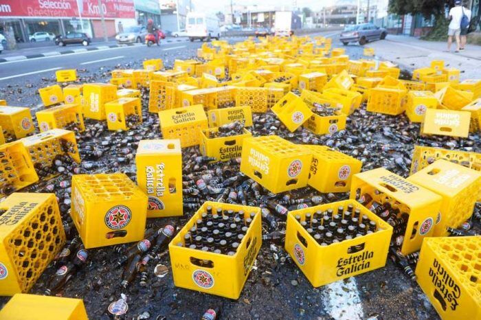 Camion Cervezas Pierde Parte Carga 3 G 700x466