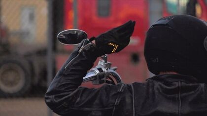 Guantes con tecnología LED para visibilizar al motorista