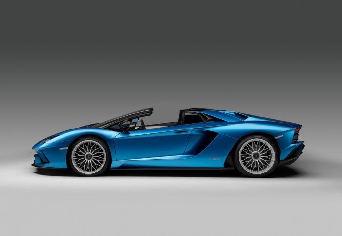 Lamborghini Aventador S Roadster 3 700x483