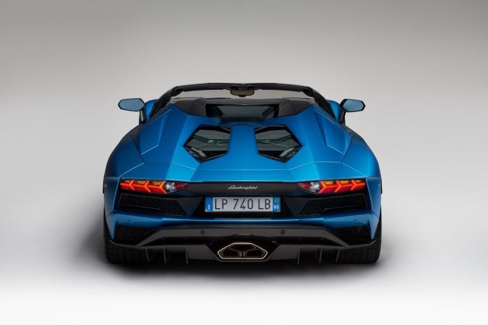 Lamborghini Aventador S Roadster 8 700x467