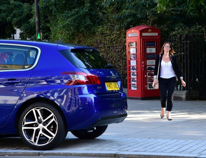 Peugeot Concesionario Cabina Londres 1 700x538