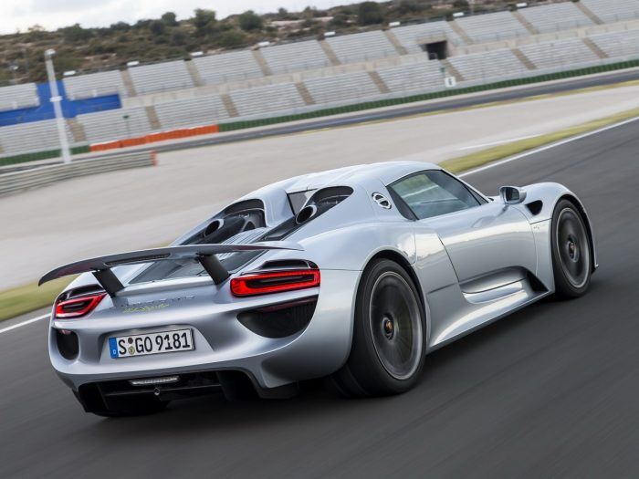 Porsche 918 Spyder 13 700x525