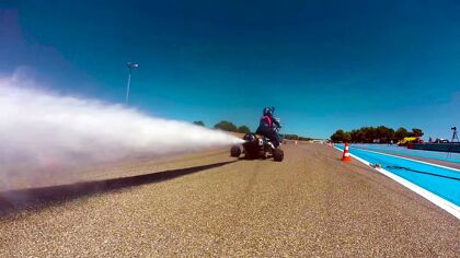 ¡Espectacular! Un triciclo de agua a presión alcanza los 100 km/h en medio segundo