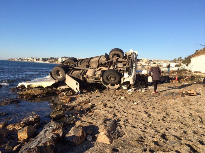 Un Camin Cargado De Melones Vuelca En La Playa De Mijas 700x525