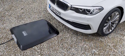 El BMW 530e iPerformance estrena el sistema de recarga inalámbrica
