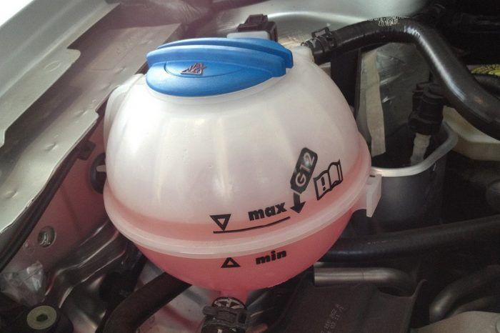 Agua O Liquido Anticongelante 2 700x466