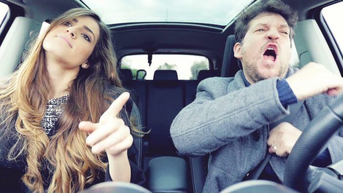 Hombre Conduciendo 700x394