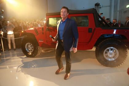 Arnold Shwarzenegger presenta el primer Hummer H1 eléctrico
