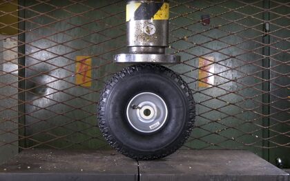 Neumático sobreinflado contra prensa hidráulica, aquí el resultado