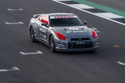 Un Nissan GT-R por control remoto a tamaño real que supera los 210 km/h